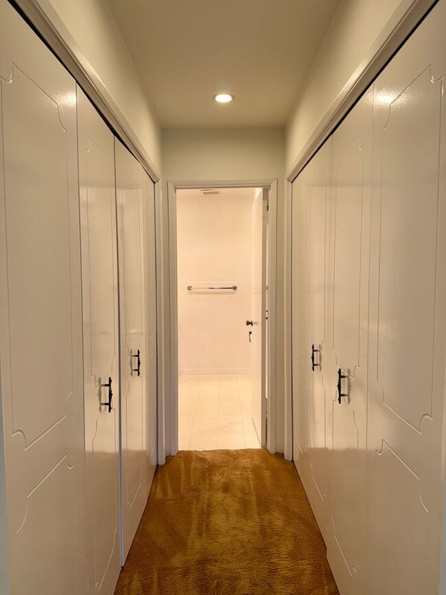 Building Photo - Large 2 bed 2 bath