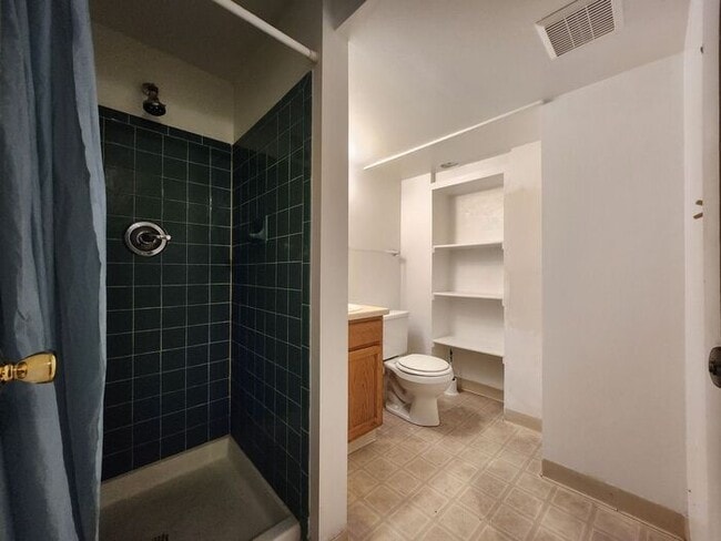 Building Photo - Victorian Home Downtown – Available NOW, 6 Month Leases Available! MOVE-IN SPECIAL