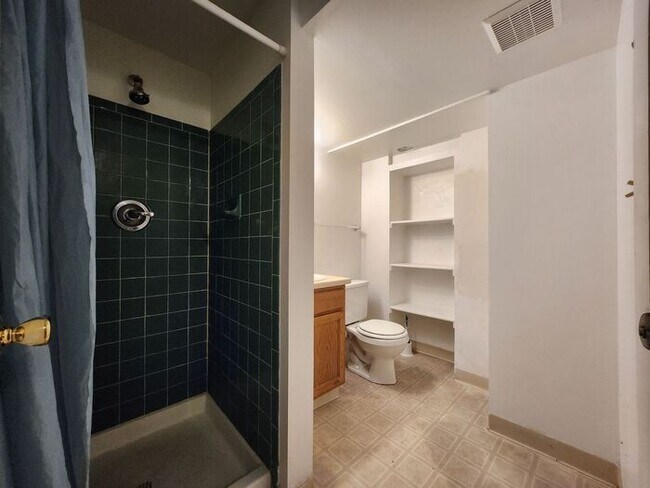 Building Photo - Victorian Home Downtown – Available NOW