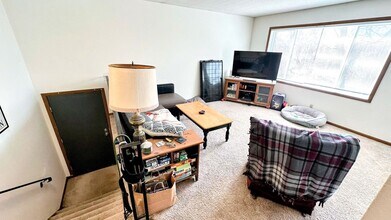 Building Photo - Off Campus Housing Option - Spacious 3 Bed...