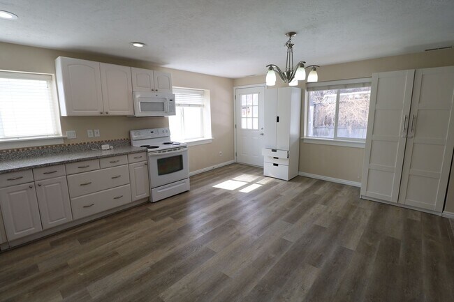 Building Photo - Large Pet Friendly House in the Foothills of Provo