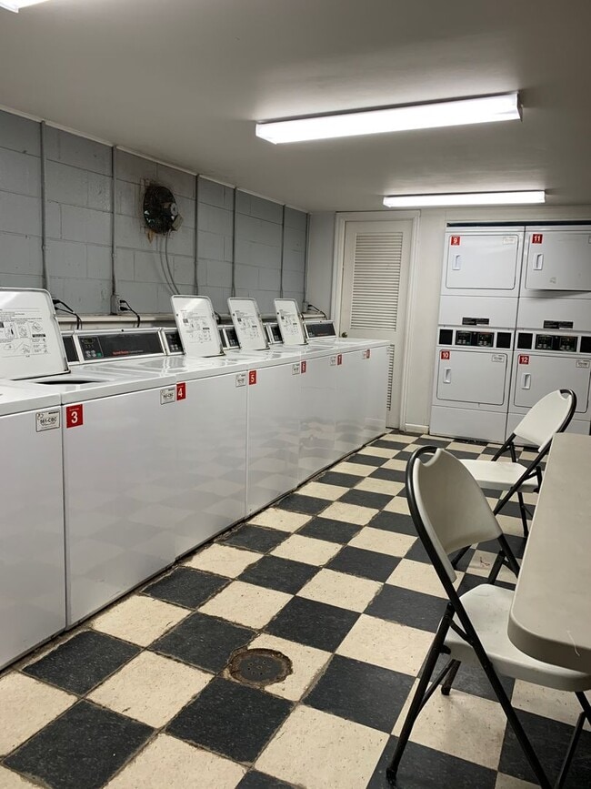 Building Photo - 1BR/1 BA + Bonus Room and balcony in Stadi...