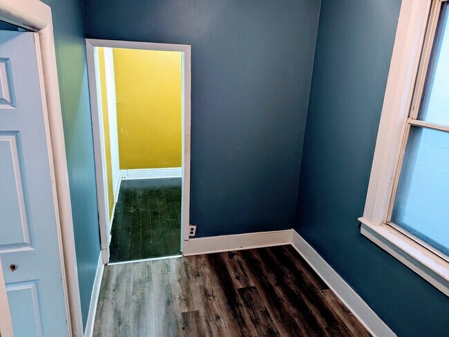 Building Photo - 2431 W Thomas St