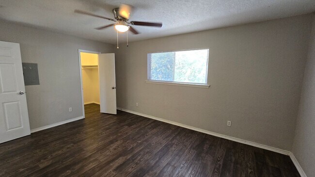 Building Photo - One bedroom one bath in Balcones Heights ready for move in!