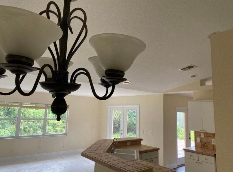 Building Photo - 580 5th St SW