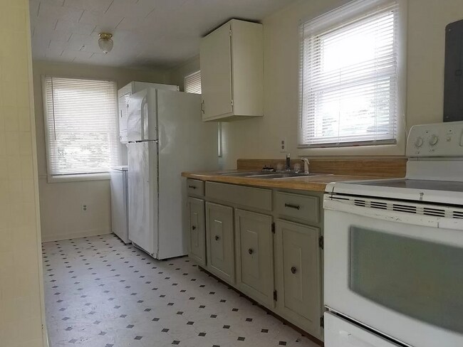 Building Photo - Two Bedroom House With Spacious Yard On Whipple Drive