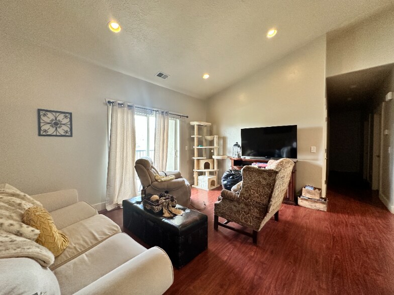 Primary Photo - 193 W Springview Dr