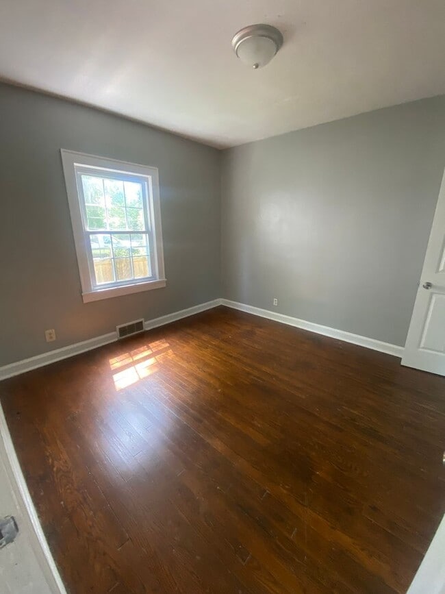 Building Photo - Charming 4-Bedroom Home with Sunroom, Fenc...