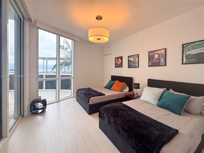 Building Photo - 15901 Collins Ave