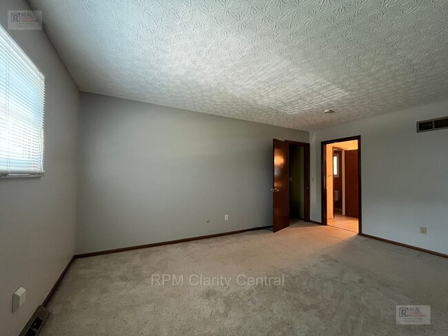 Building Photo - Updated Gahanna Home with Finished Basement & Fenced Yard
