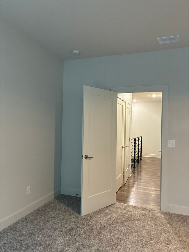 Building Photo - **LESS THAN 10 miles to Fort Knox**