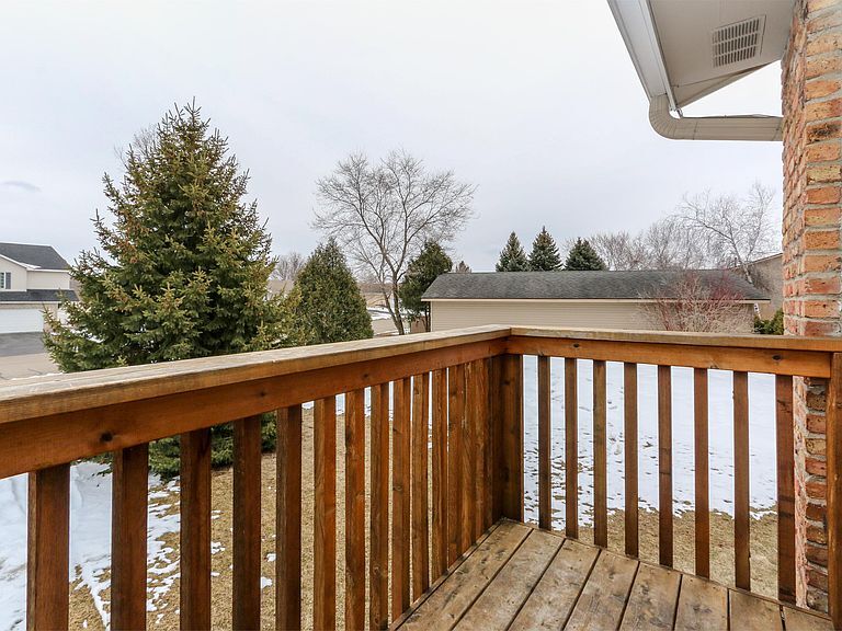Private deck - 16045 Joplin Ave