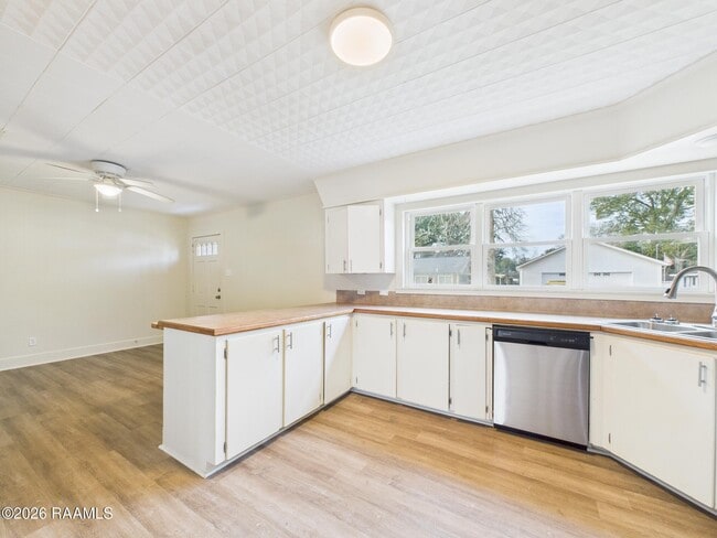 Building Photo - 528 St Julien Ave