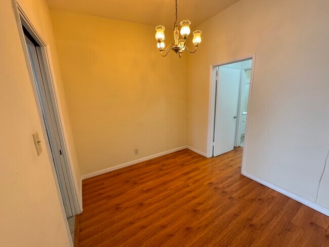 Building Photo - 521 S Manhattan Pl