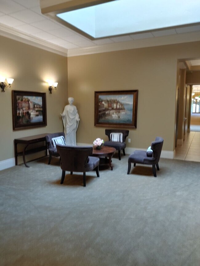 Building Photo - Stunning Penthouse Unit with Beautiful Views available for Rent!
