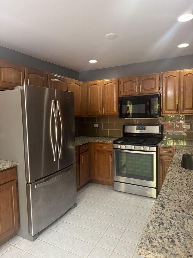 Building Photo - 3 bedroom in Naperville IL 60564