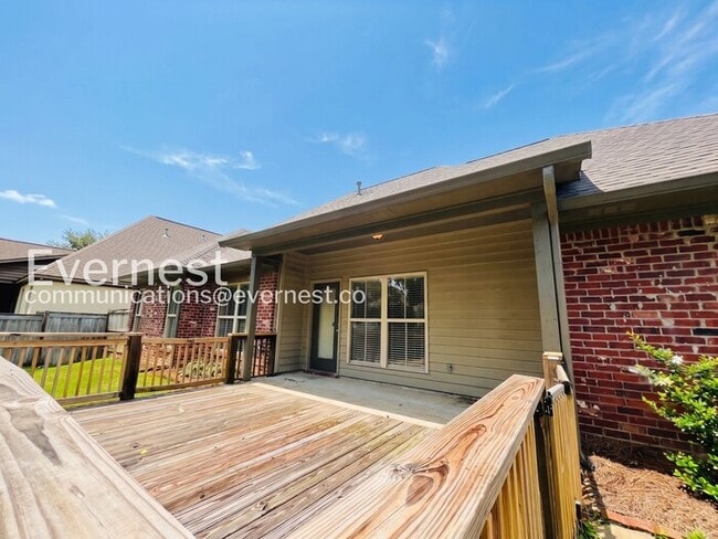 Building Photo - 3 Bed/2 Bath Home with Fenced Yard & Garage / Pet-Friendly / Available Now!