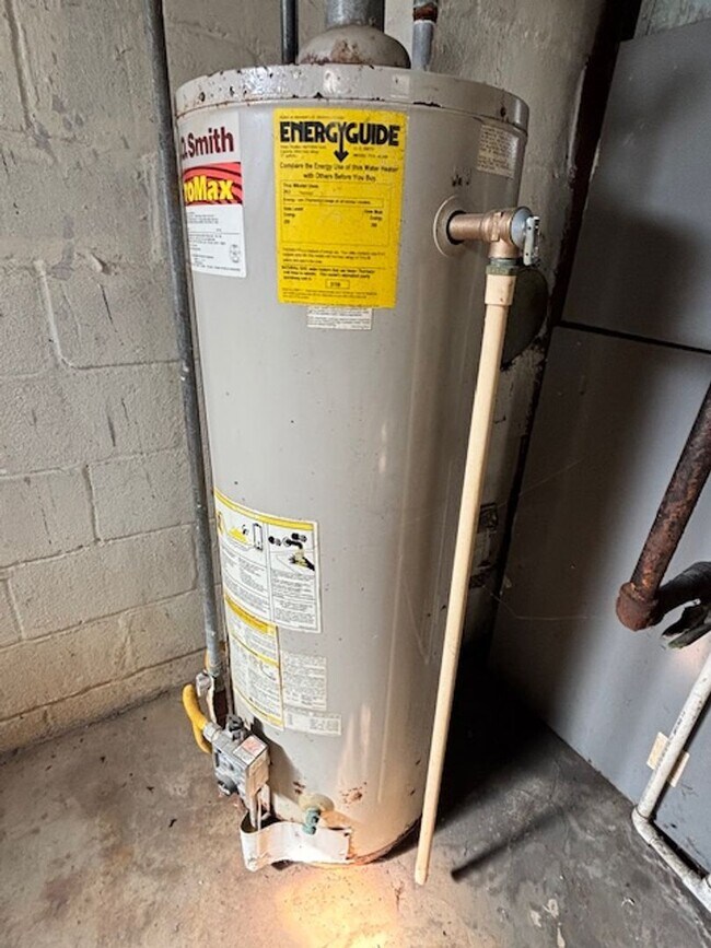 Building Photo - 925 Stanley Ave