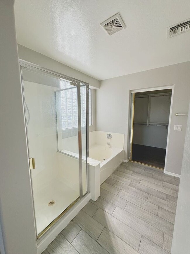 Building Photo - 4BR / 2.5BA Home with Expansive Lot – 2-Car Garage, Community Pools & Golf