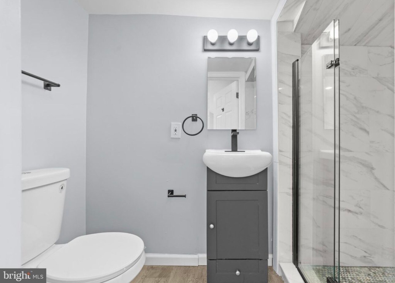 Attached full bath - 27 E Phoenix Ave