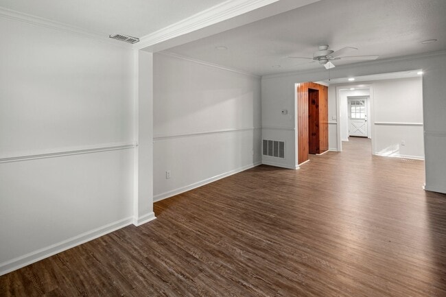 Building Photo - Updated Cottage on Haw Creek!