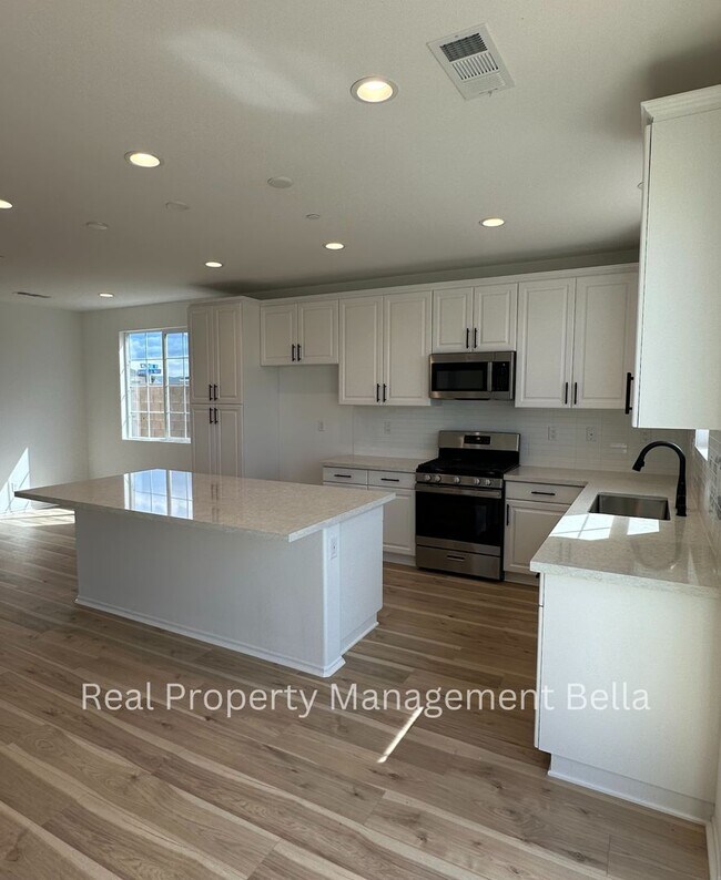 Building Photo - Modern Luxury Awaits: Discover Your Dream Home!