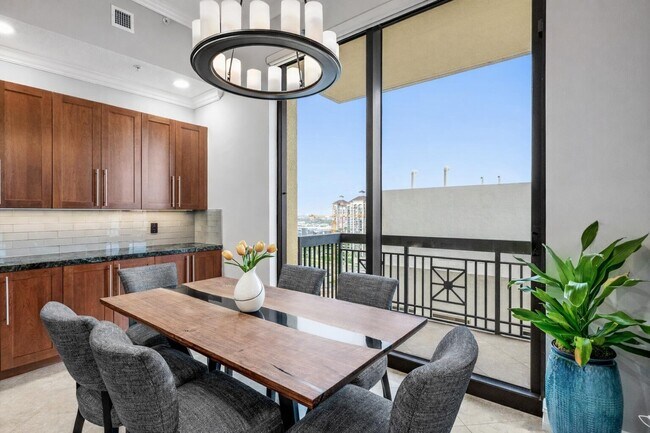 Building Photo - 701 S Olive Ave