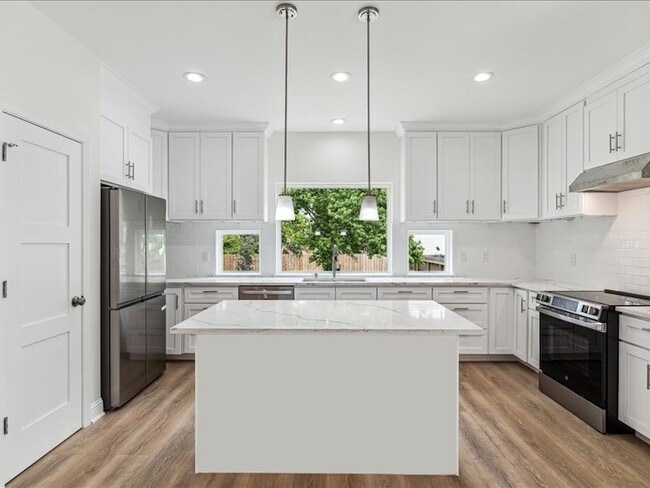 Building Photo - 915 E 37th St