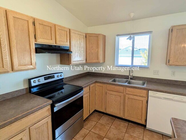 Building Photo - Updated 4 Bed, 2 Bath SFH