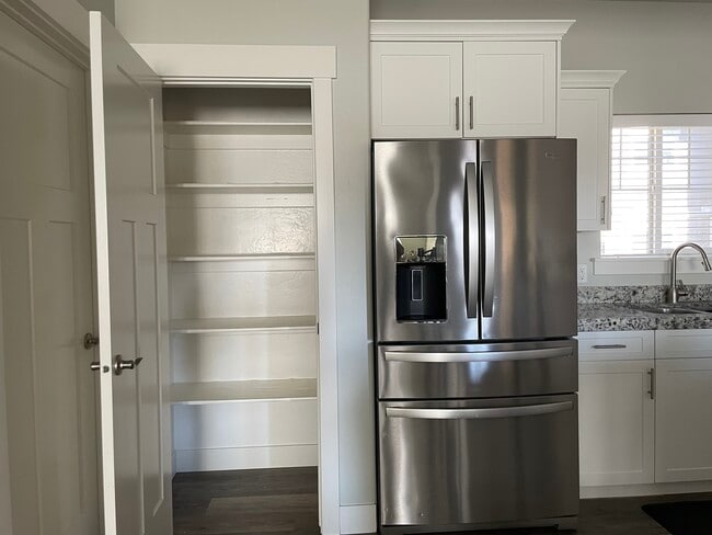 Building Photo - 865 S Aspen Wy