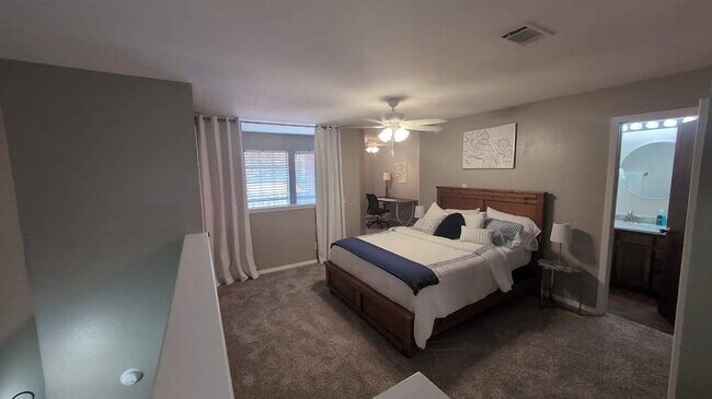 Building Photo - 1305 W Villa Maria Rd