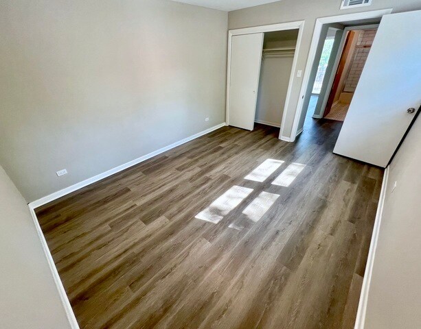 Building Photo - 5849 S Francisco Ave