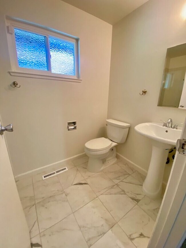 Building Photo - Updated property with luxury Appliances in a prime location in Livermore