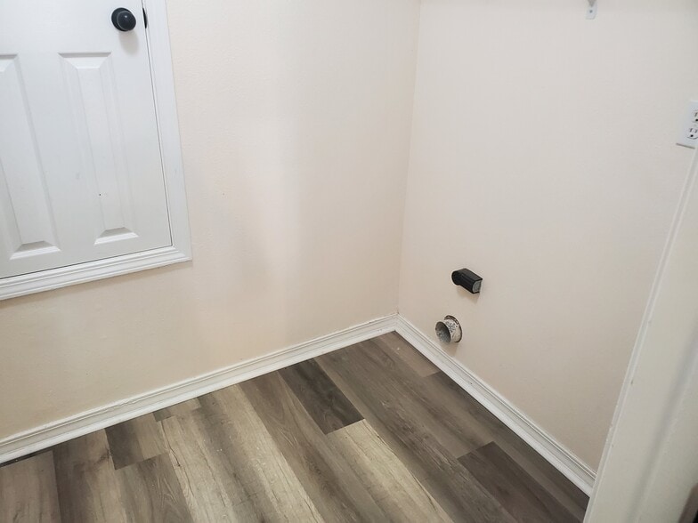 Laundry Room - 355 Currant Trce