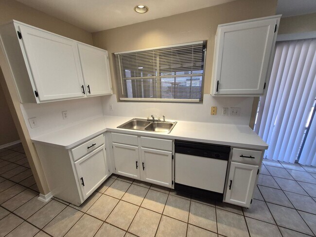 Building Photo - 5907 Deer Lake Dr