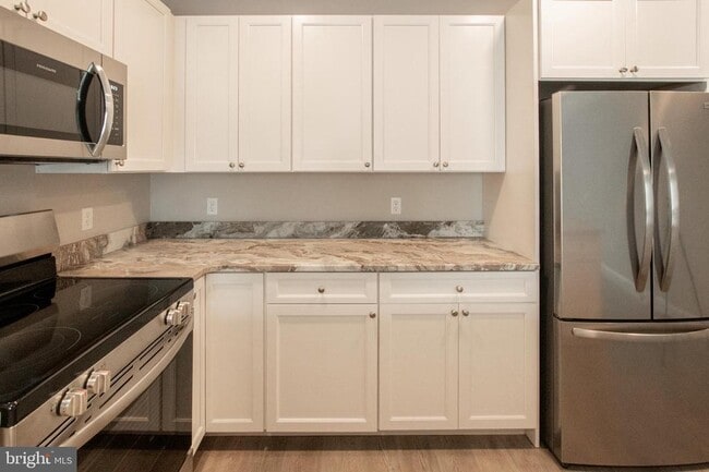 Building Photo - 5 Park Ln