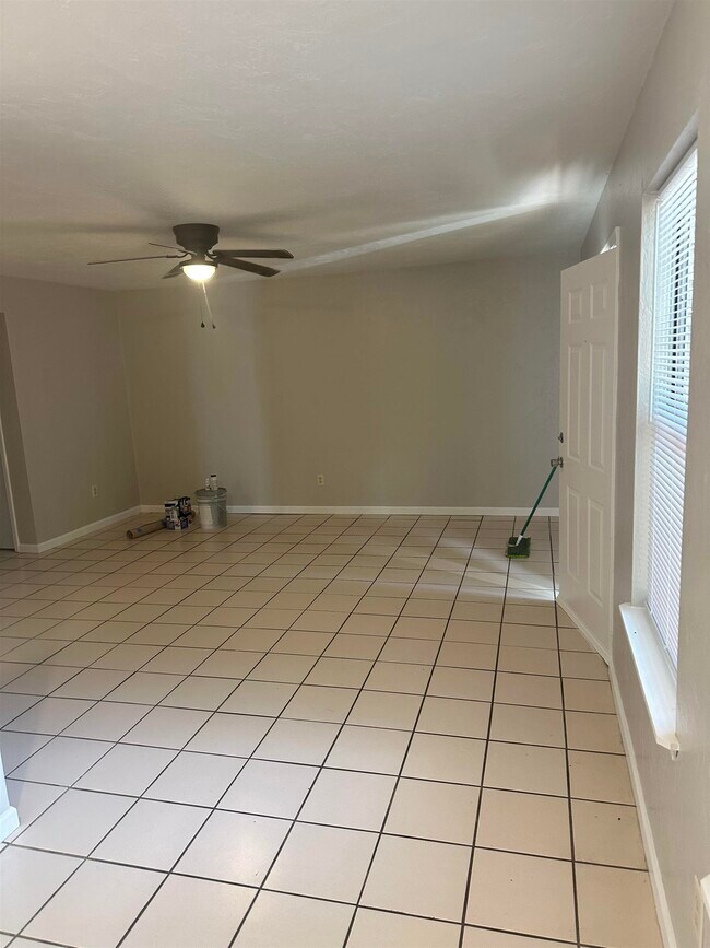 Building Photo - 1830 Sylvan Ct