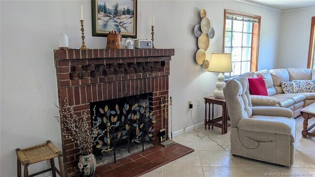 Building Photo - 1097 NE Kubin Ave