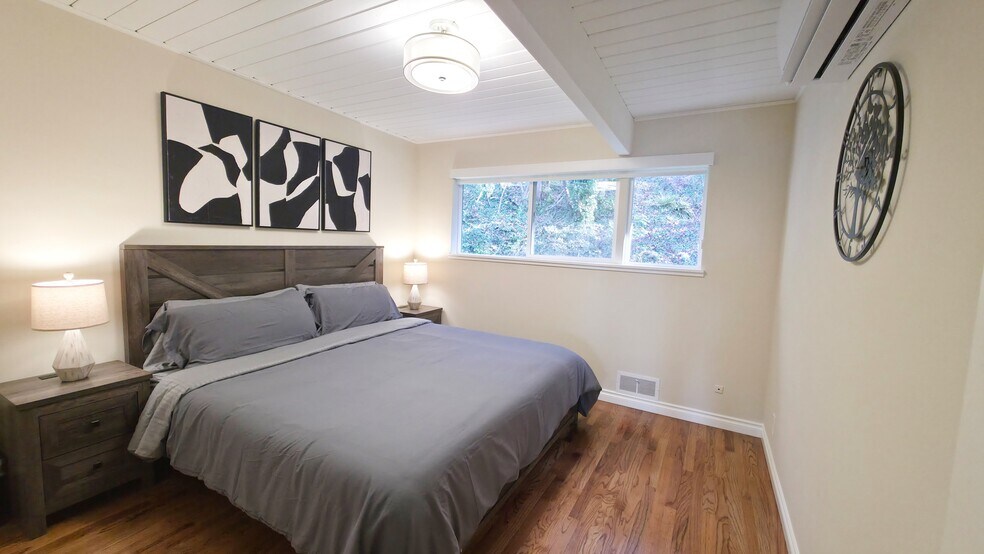 Building Photo - 1588 Alki Ave SW