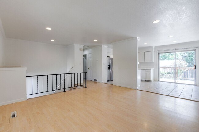 Building Photo - 4 bedroom house close to CSU