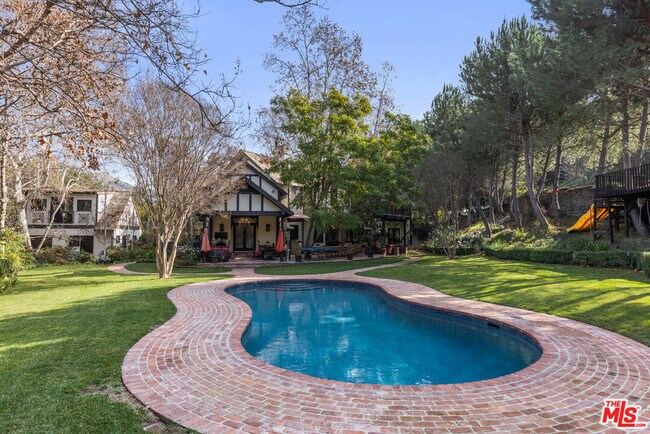 Building Photo - 11247 Briarcliff Ln