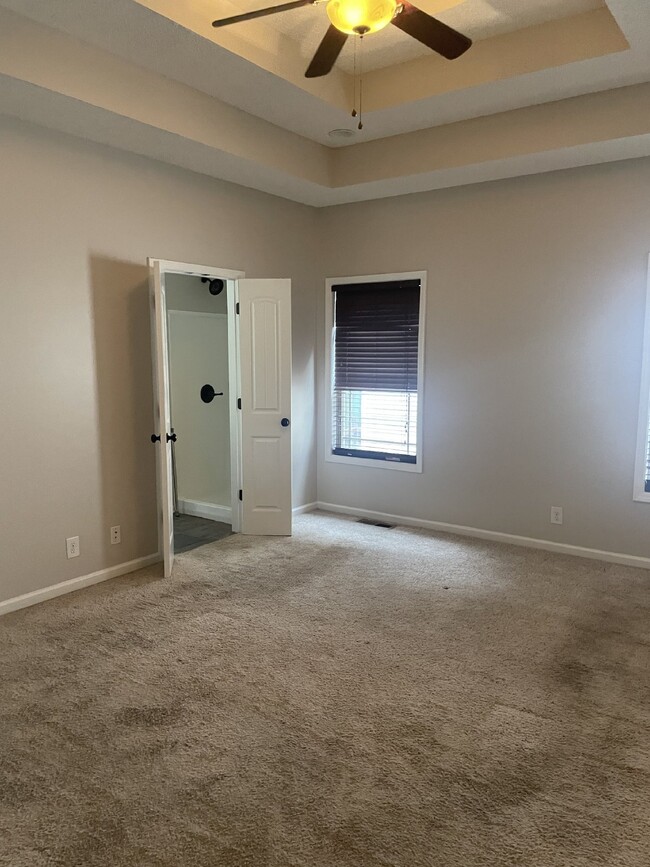 Building Photo - 634 Hidden Valley Dr