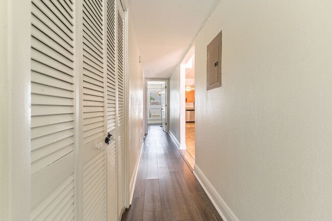 Building Photo - Desirable Location - 2-bed 2-bath Condo 5 ...