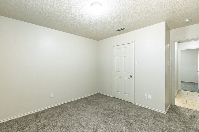 Building Photo - 3 Bedroom Duplex