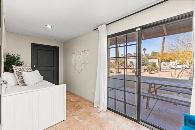 Building Photo - 4129 E Palo Verde Dr