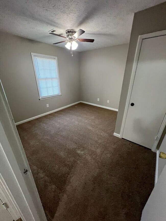 Building Photo - Ready to view now finally a 2 bedroom 2.5 ...