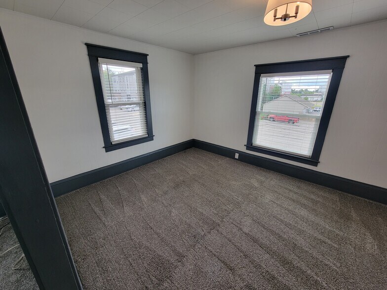 Family Room - 607 Manchester St