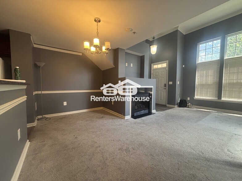 Building Photo - 923 Pine Forest Ln