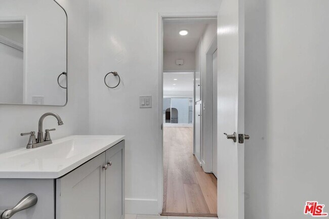 Building Photo - 220 S Gale Dr