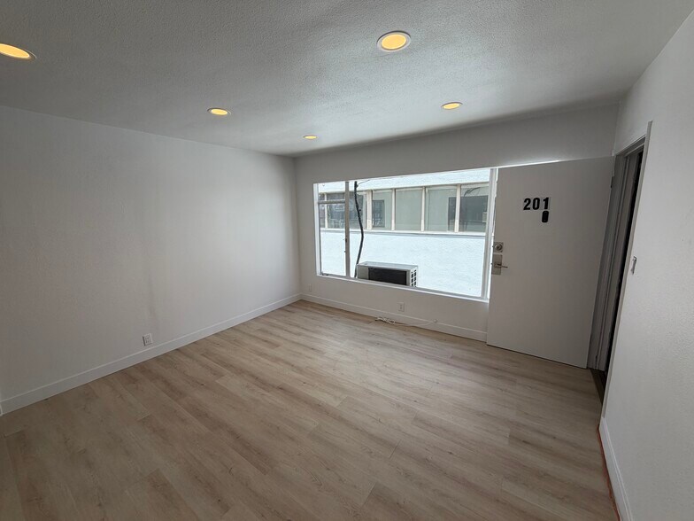 Building Photo - 478 S San Vicente Blvd